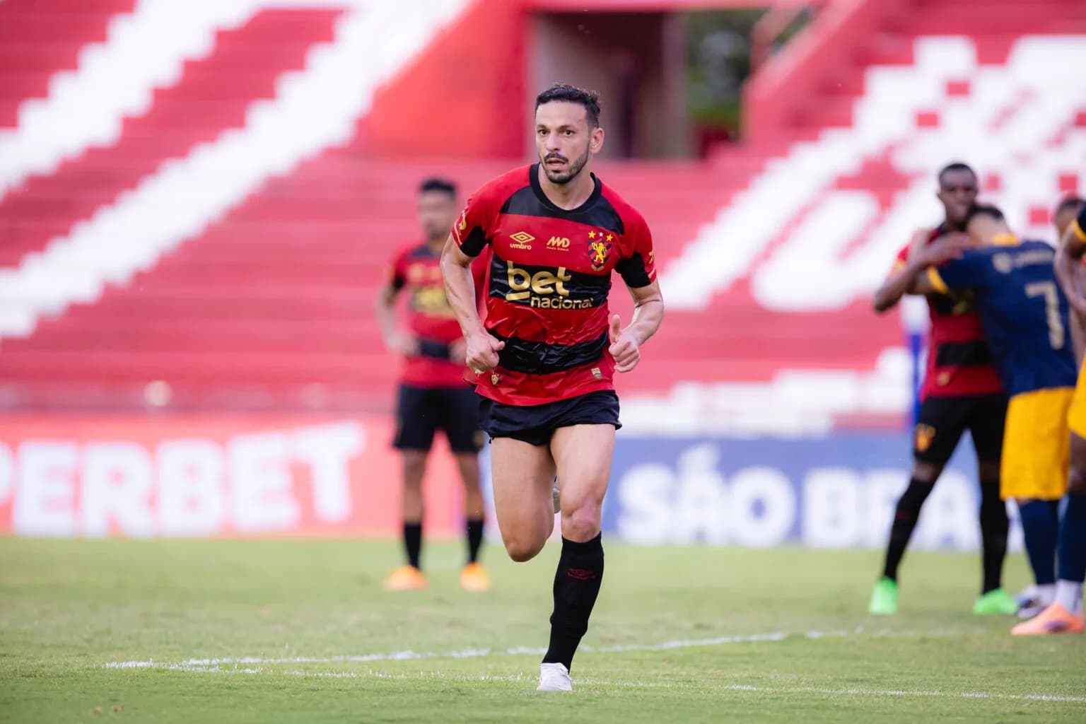 Yago Felipe correndo pelo Sport Recife